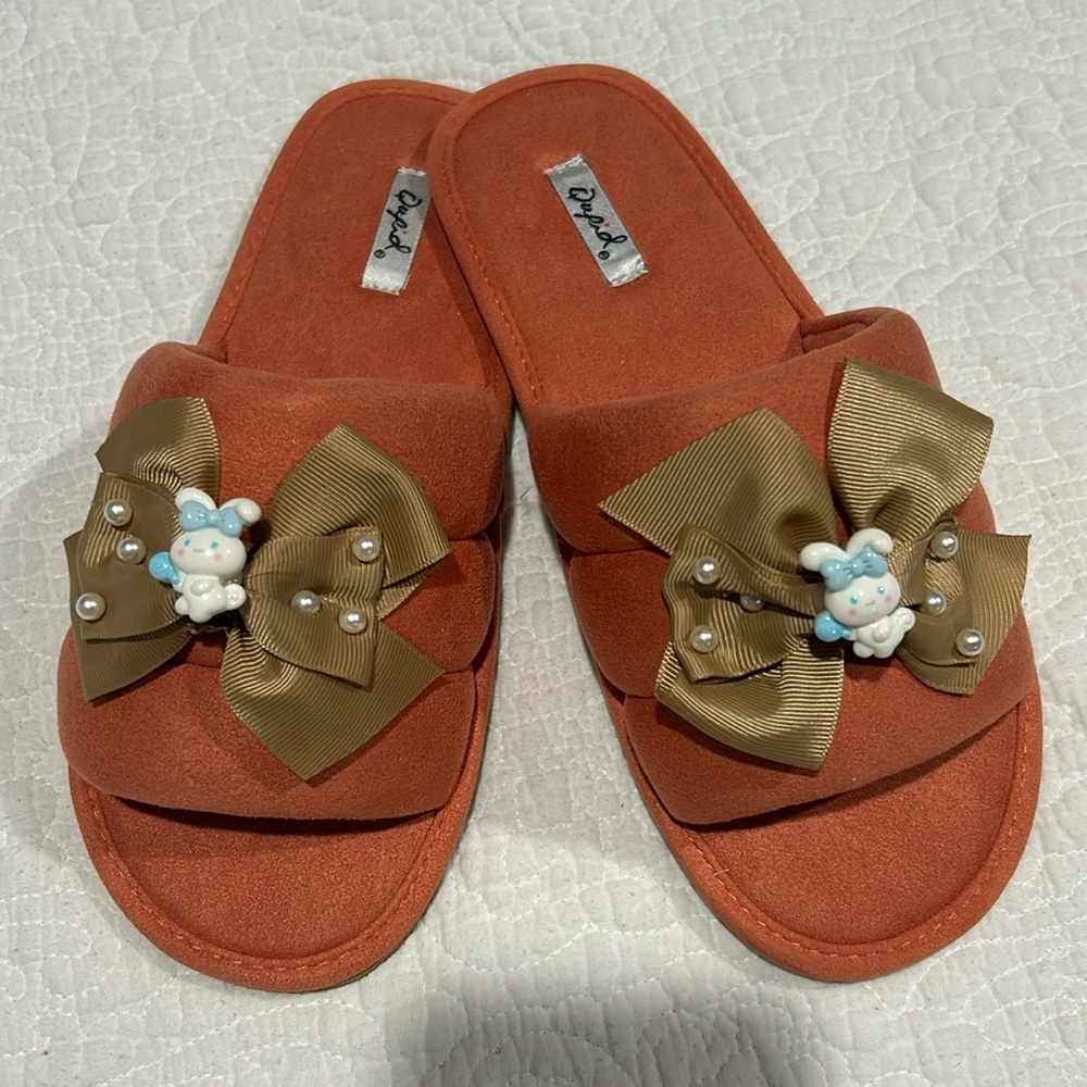 Cinnamon roll slippers